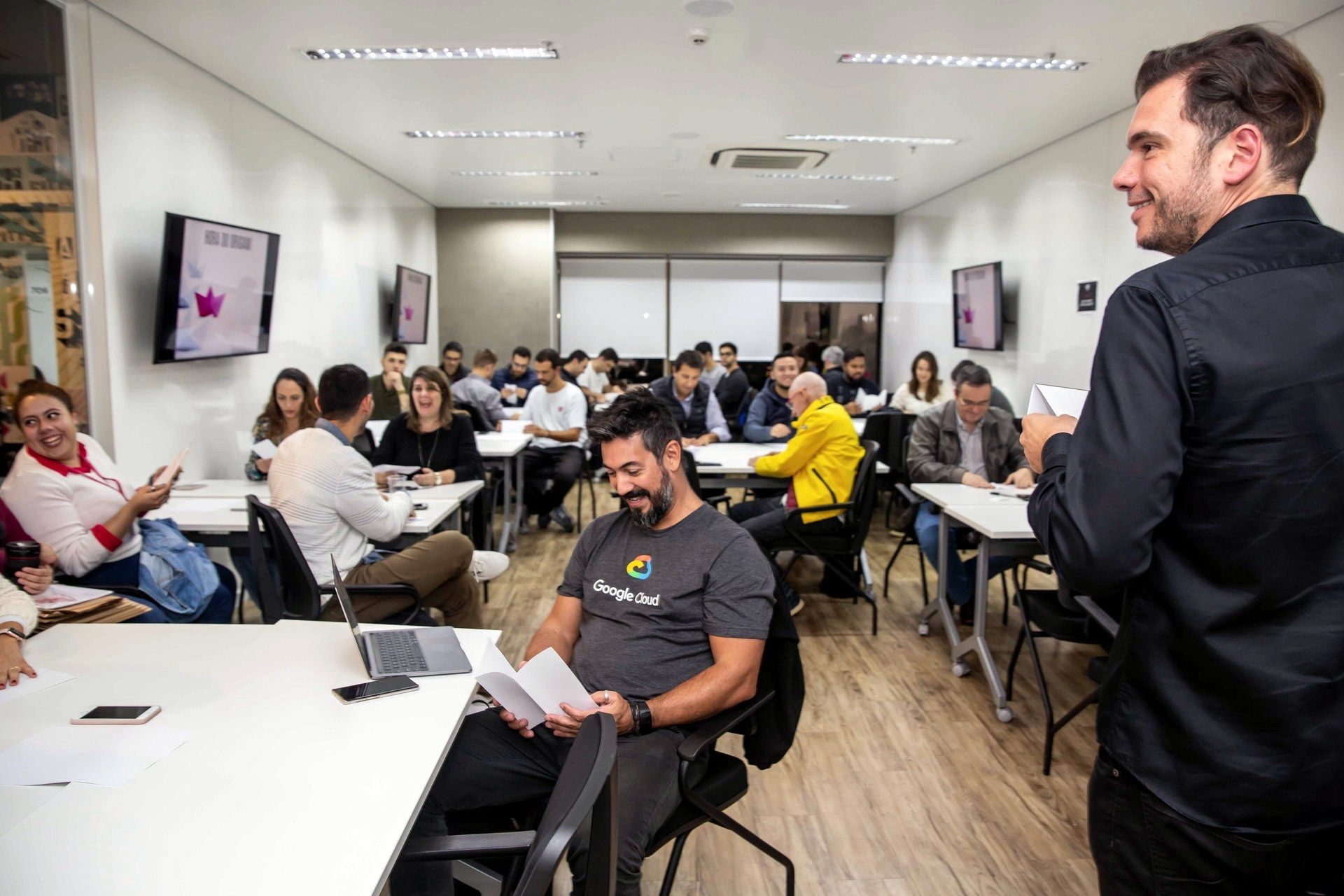 Fernando Palacios conduzindo um treinamento corporativo de storytelling