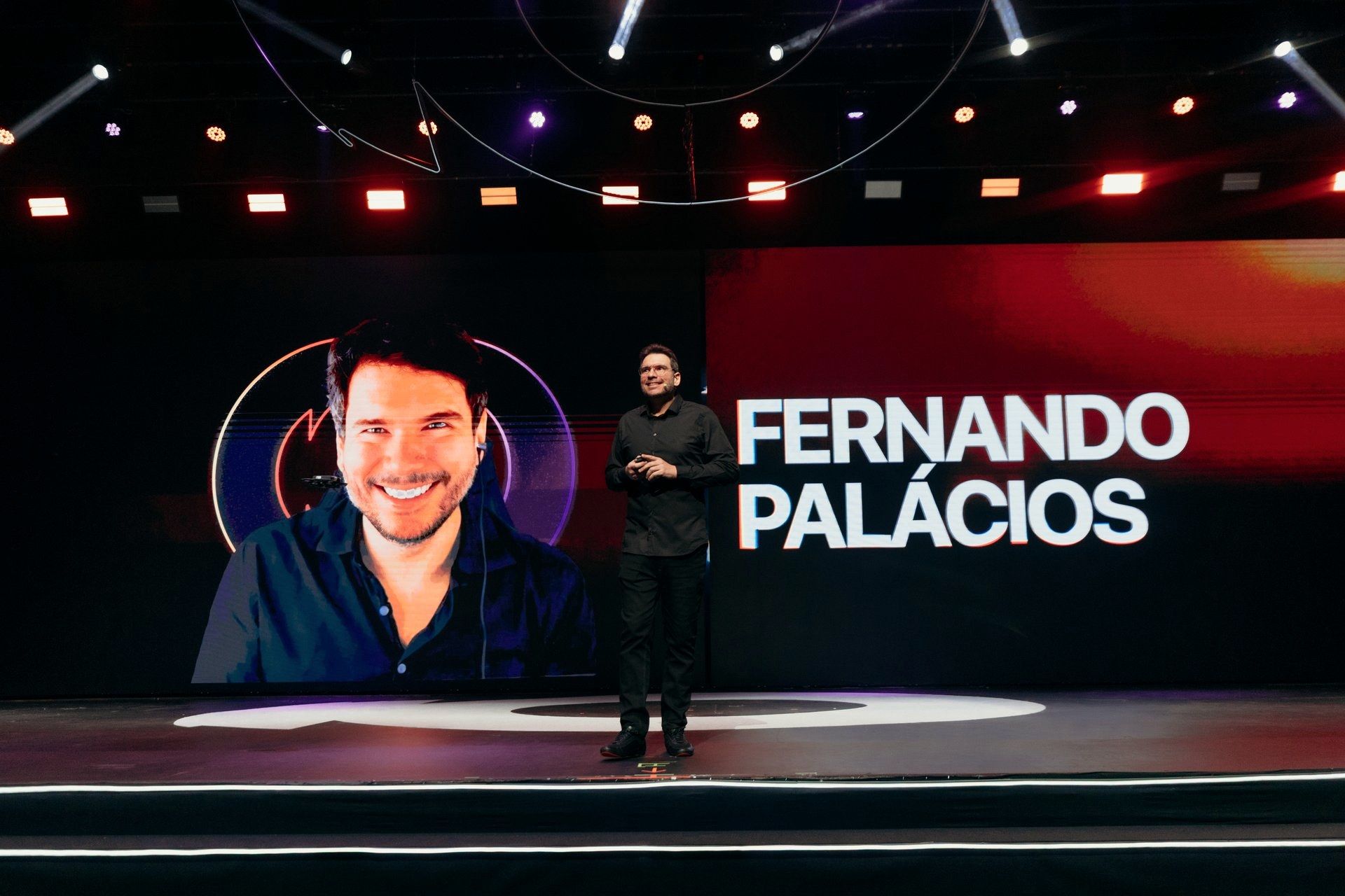 Fernando Palacios no palco, o próprio nome no telão de LED