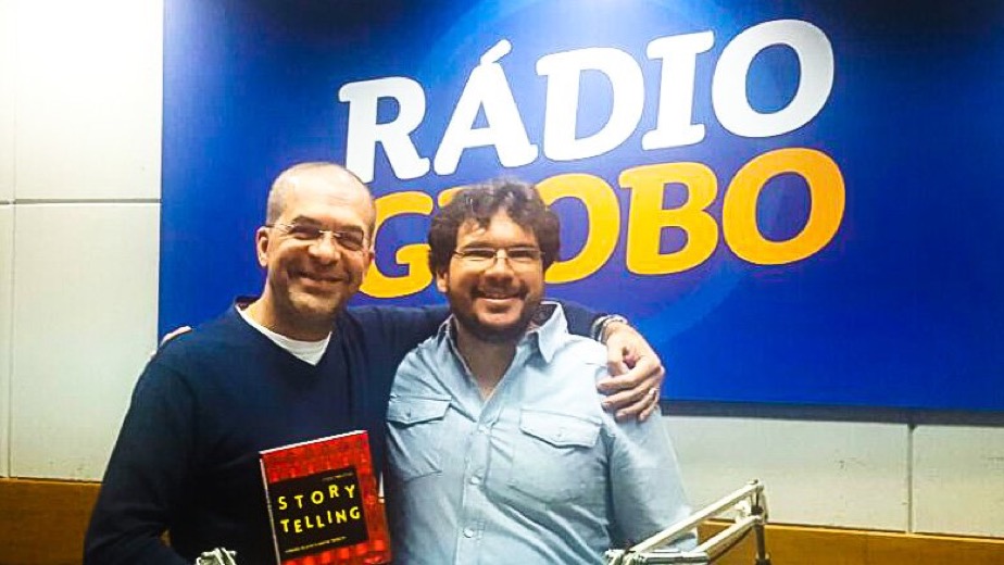No estúdio de rádio com o livro de Storytelling