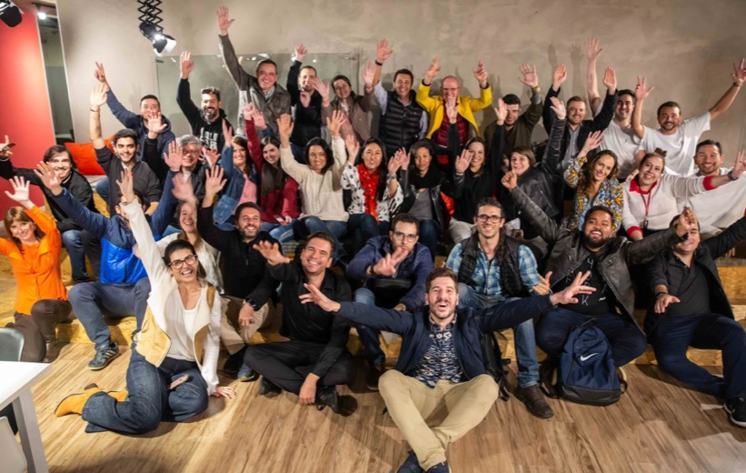 Turma completa de treinamento em foto de grupo